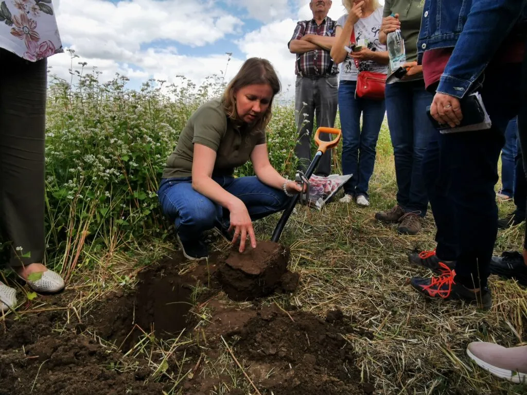 Aizvadīta lauka diena par augsnes veselību un ielabošanas līdzekļu efektivitāti