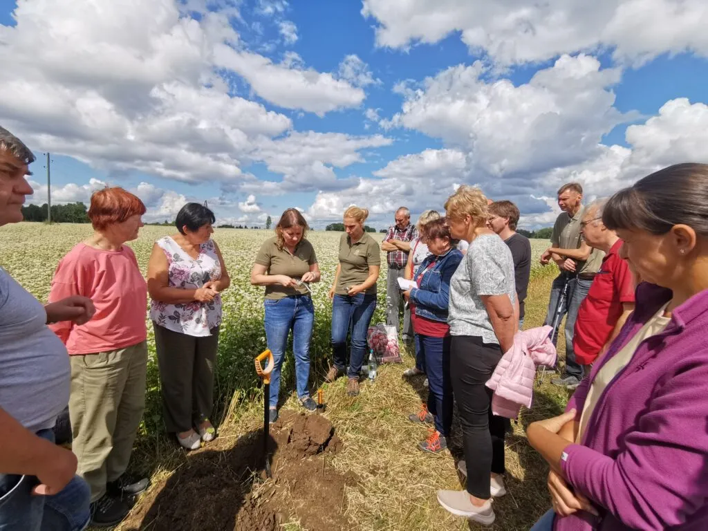 Aizvadīta lauka diena par augsnes veselību un ielabošanas līdzekļu efektivitāti