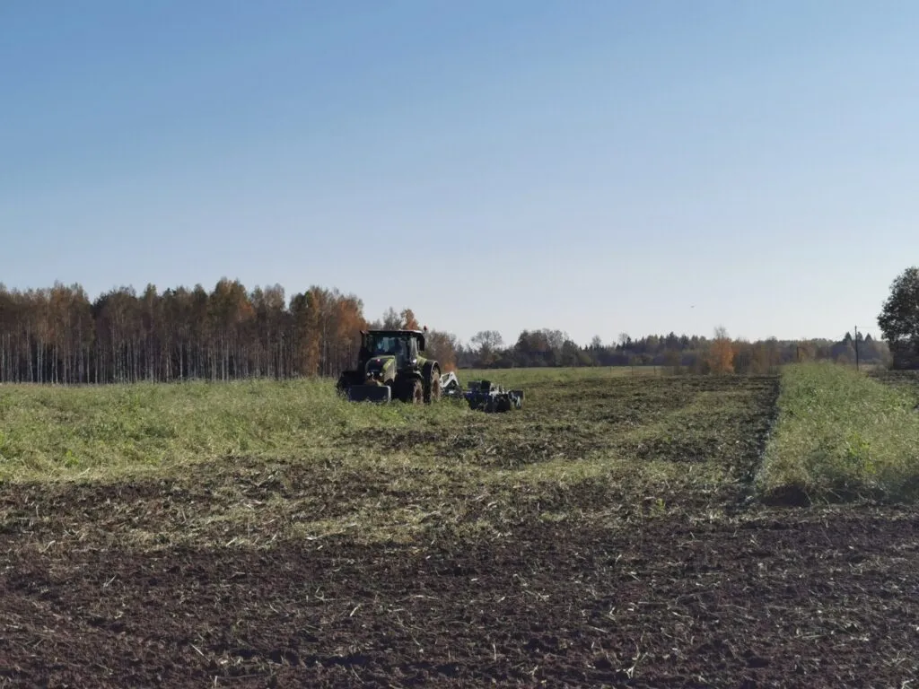 Aizvadīta lauka diena “Starpkultūras un augsnes ielabošana – no sējas līdz precīzai saimniekošanai”